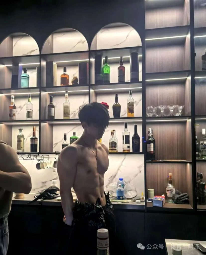 牛逼，百万网红被爆料塌房，网友辣评：私下玩的真花......