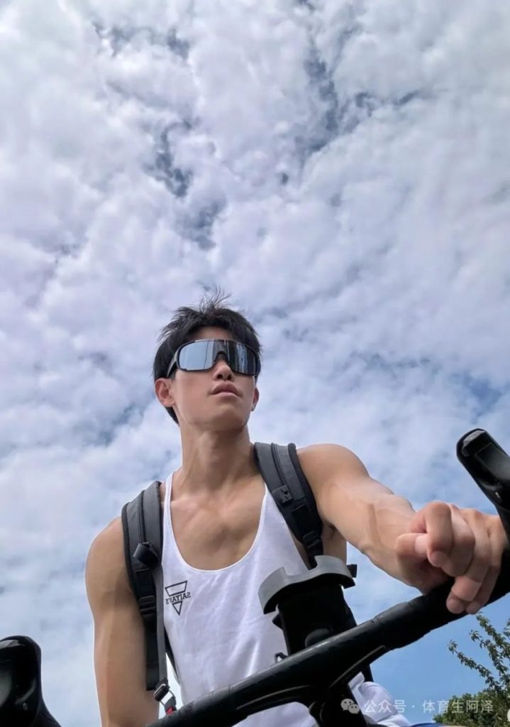 188黑皮白袜体育生约学弟户外运动，学弟："太猛了"，真的好持久.......