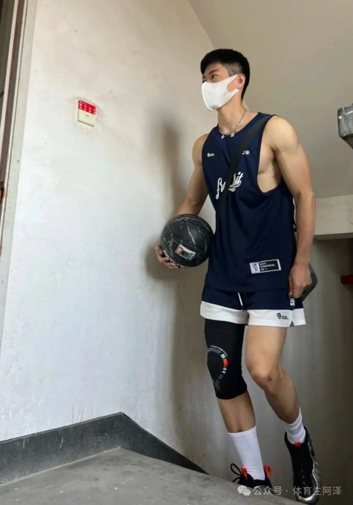 188黑皮白袜体育生约学弟户外运动，学弟："太猛了"，真的好持久.......