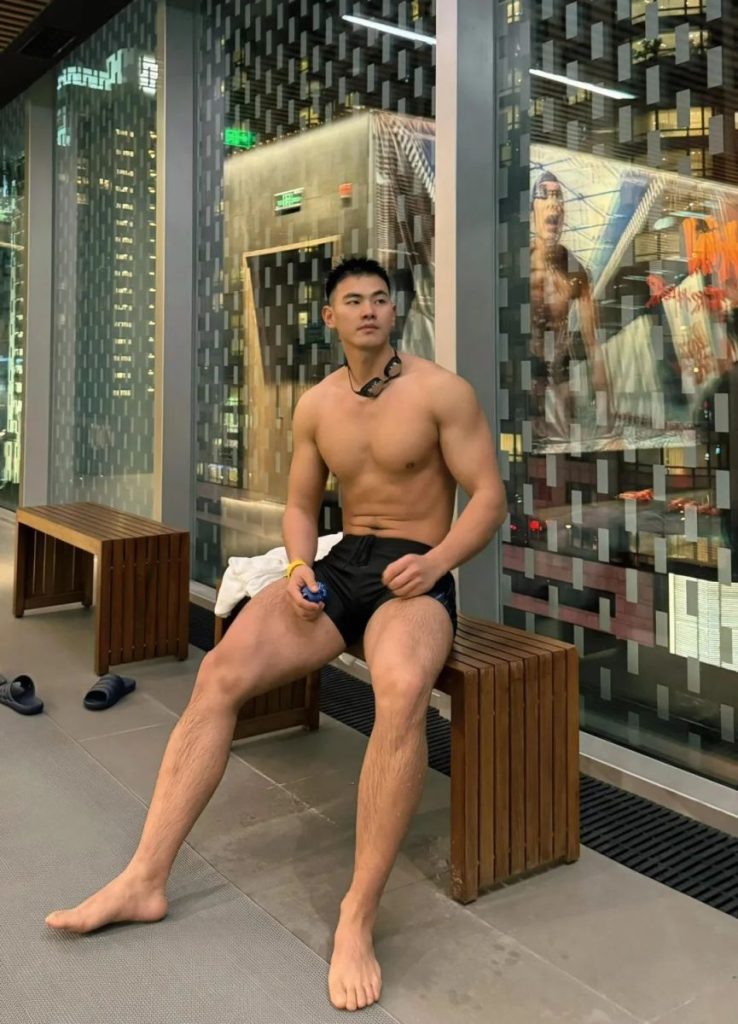 25岁上海健身网红，身高187cm麒麟臂配麻将腹肌，谁能想到他曾胖到240斤？