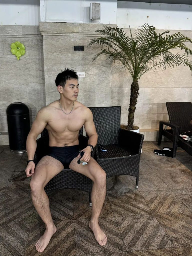 25岁上海健身网红，身高187cm麒麟臂配麻将腹肌，谁能想到他曾胖到240斤？