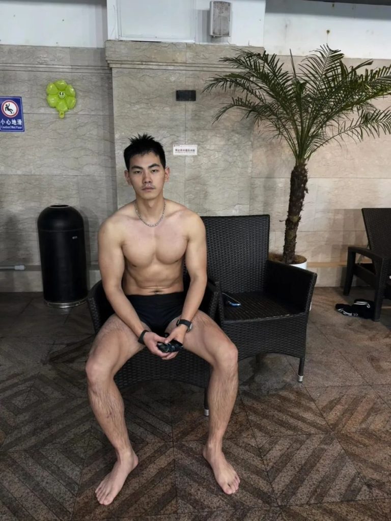 25岁上海健身网红，身高187cm麒麟臂配麻将腹肌，谁能想到他曾胖到240斤？