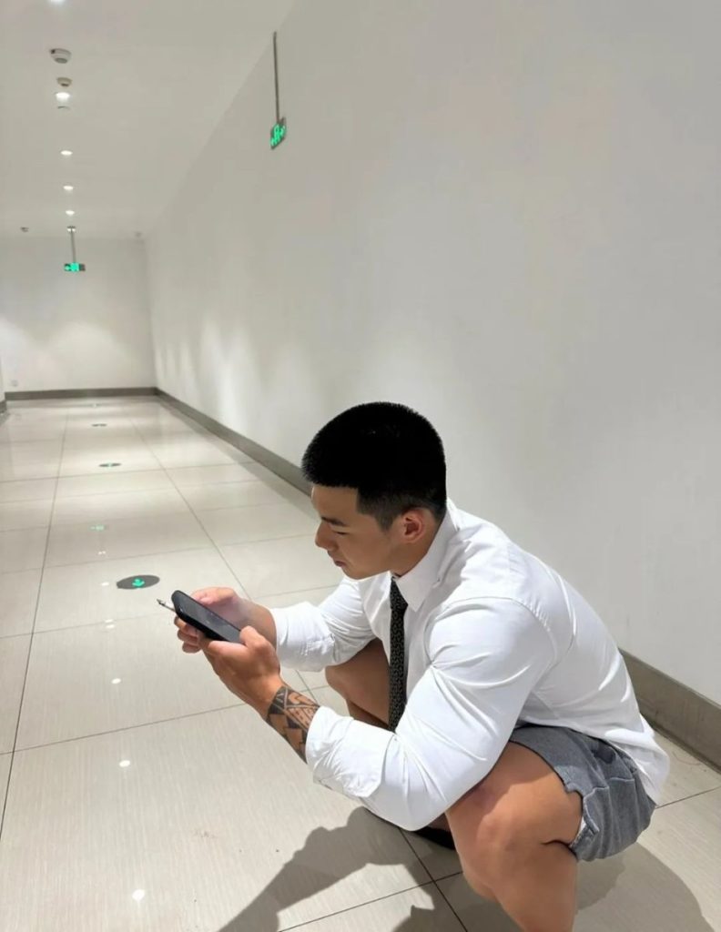 浙江寸头直男教练拍全见版iG上爆红,!你看了吗?