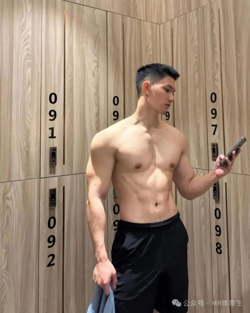 穿衣显瘦脱衣有肉,这样的肌肉博主让人难以移开眼睛