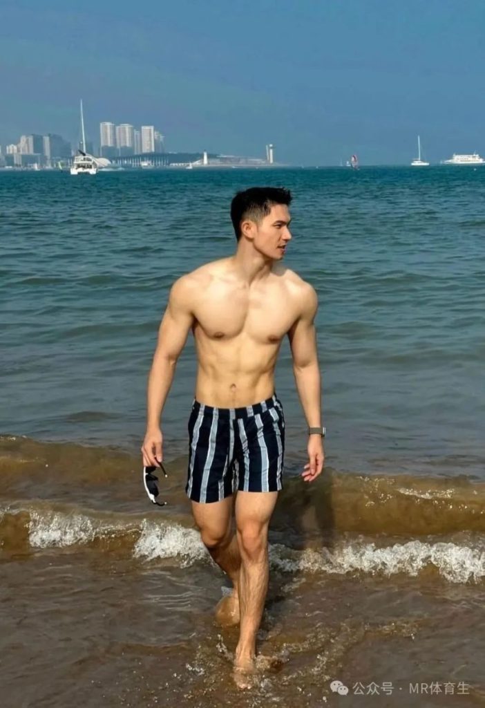 穿衣显瘦脱衣有肉,这样的肌肉博主让人难以移开眼睛