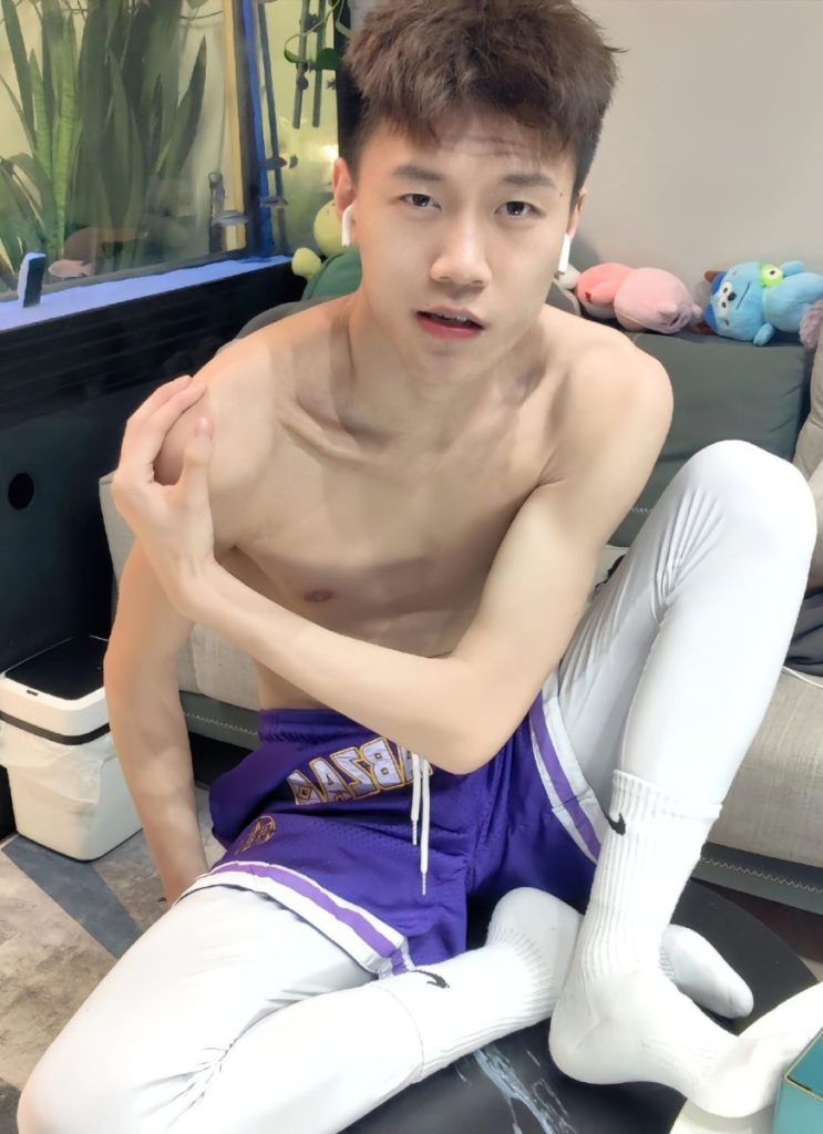 175+痞帅薄肌男孩，长腿细腰+奶狗颜值！