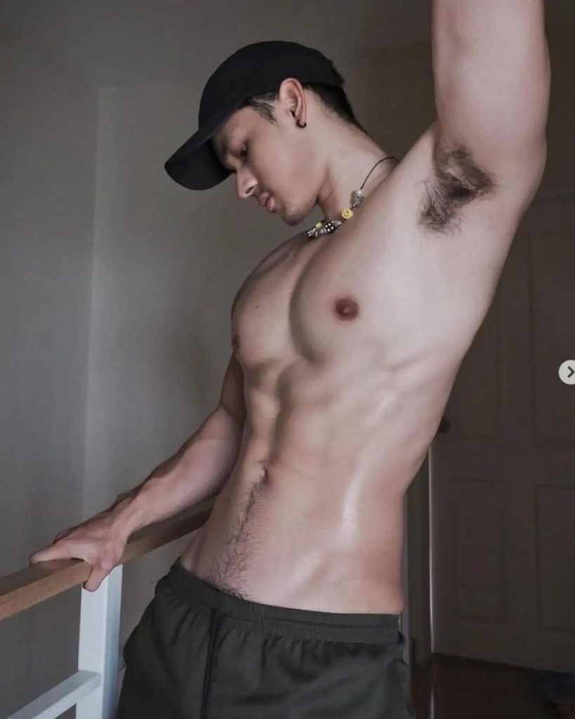 肌肉小哥穿泳裤秀腋毛,浑身散发浓郁荷尔蒙!