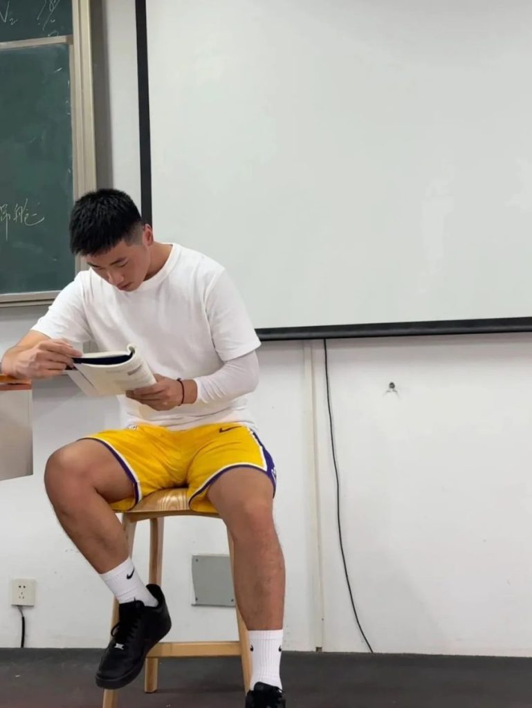 广东19岁野生男大，穿运动裤抓拍照太显眼火了！