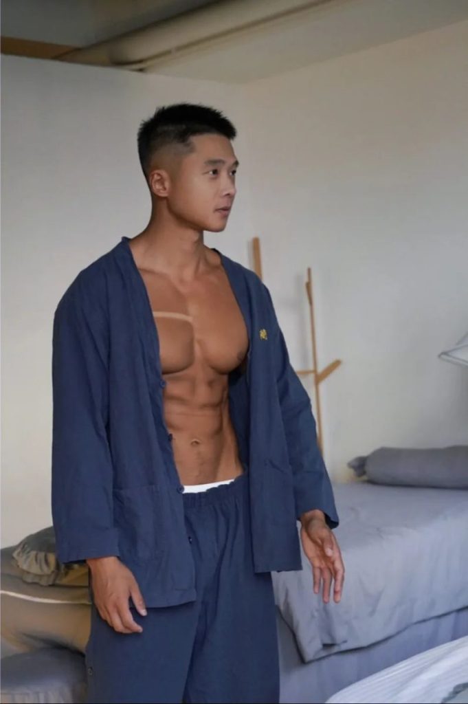黑皮肌肉男模祝万成,从武警战士到模特华丽转身!