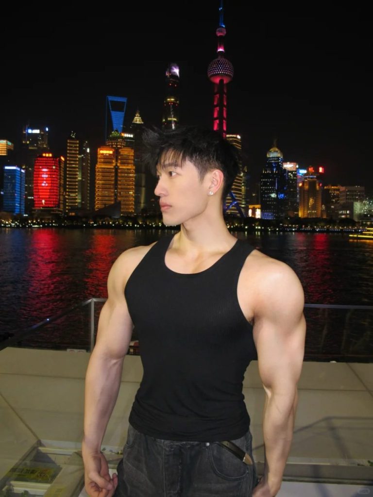 190黑背心郑州小哥被疯传!网友:这肌肉是过年最好的礼物