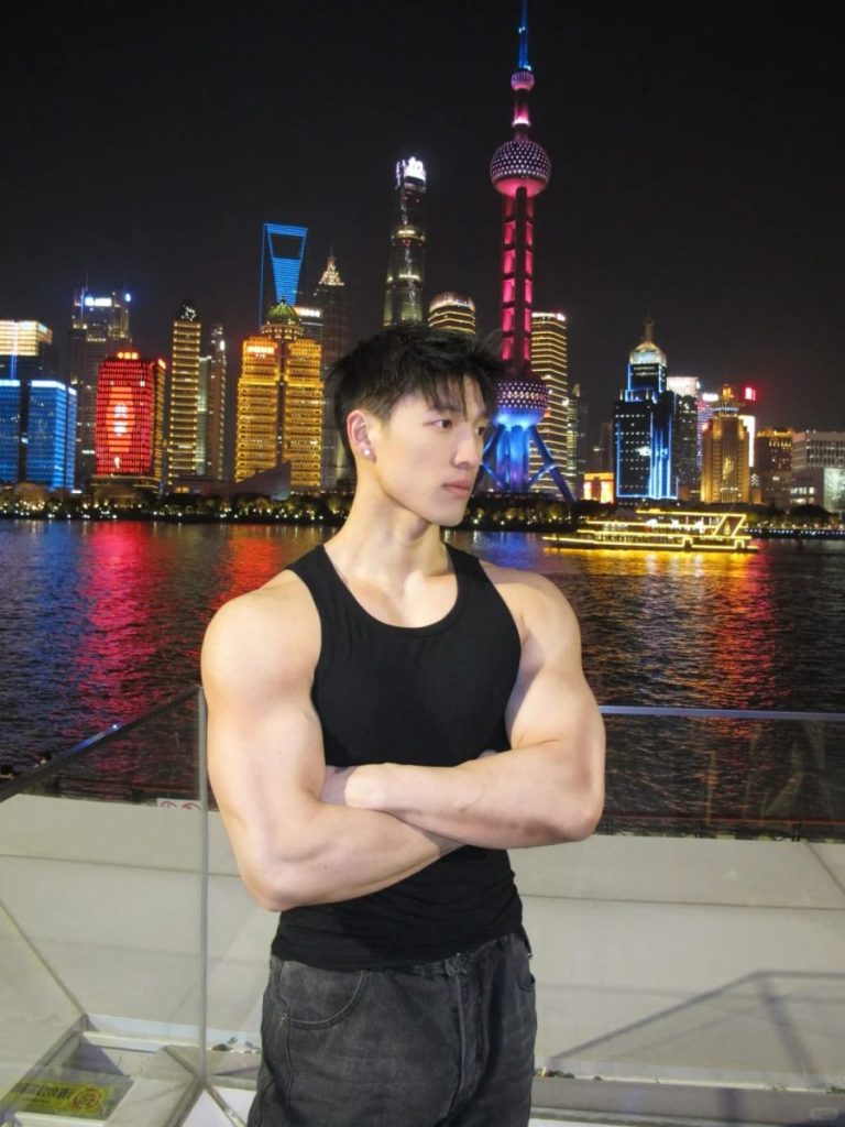 190黑背心郑州小哥被疯传!网友:这肌肉是过年最好的礼物