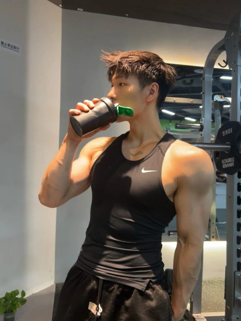 190黑背心郑州小哥被疯传!网友:这肌肉是过年最好的礼物