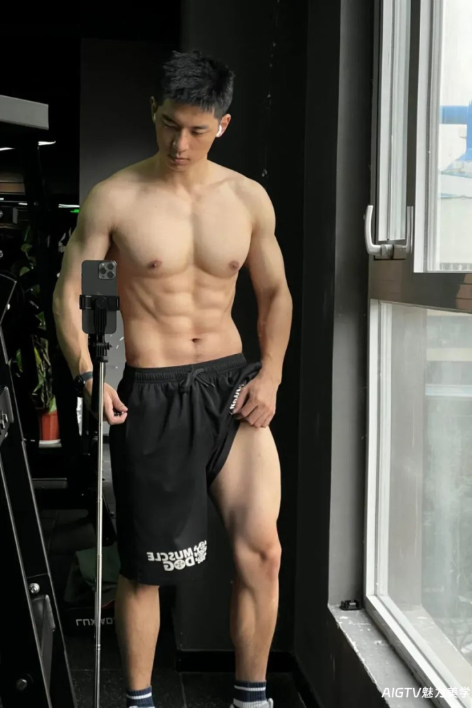 184CM寸头肌肉制服小哥撩裤子？？爷们男友天花板！