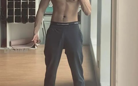 腹毛浓郁的大鼻子兵哥长腿穿灰裤子自拍？？不得了！