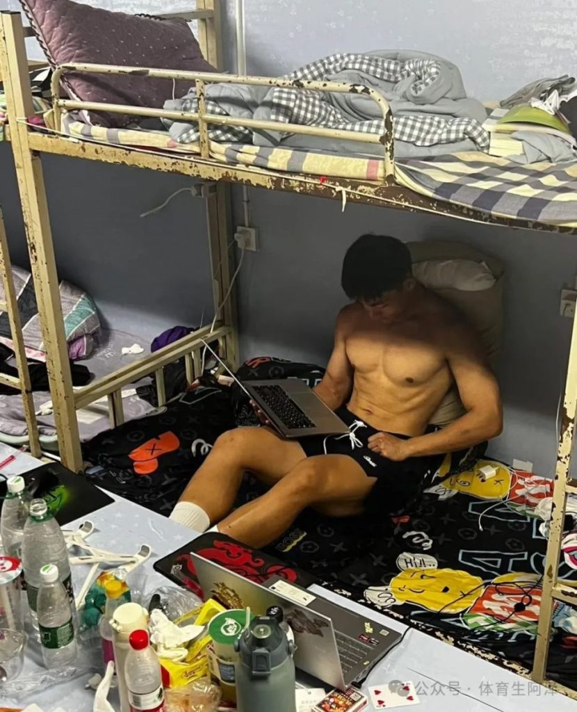 爆火“推特”的黑皮白袜体育生，猛1打桩超持久，3位前男友直呼“扛不住”.......