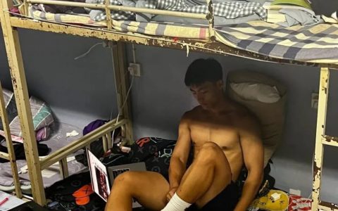 爆火“推特”的黑皮白袜体育生，猛1打桩超持久，3位前男友直呼“扛不住”.......