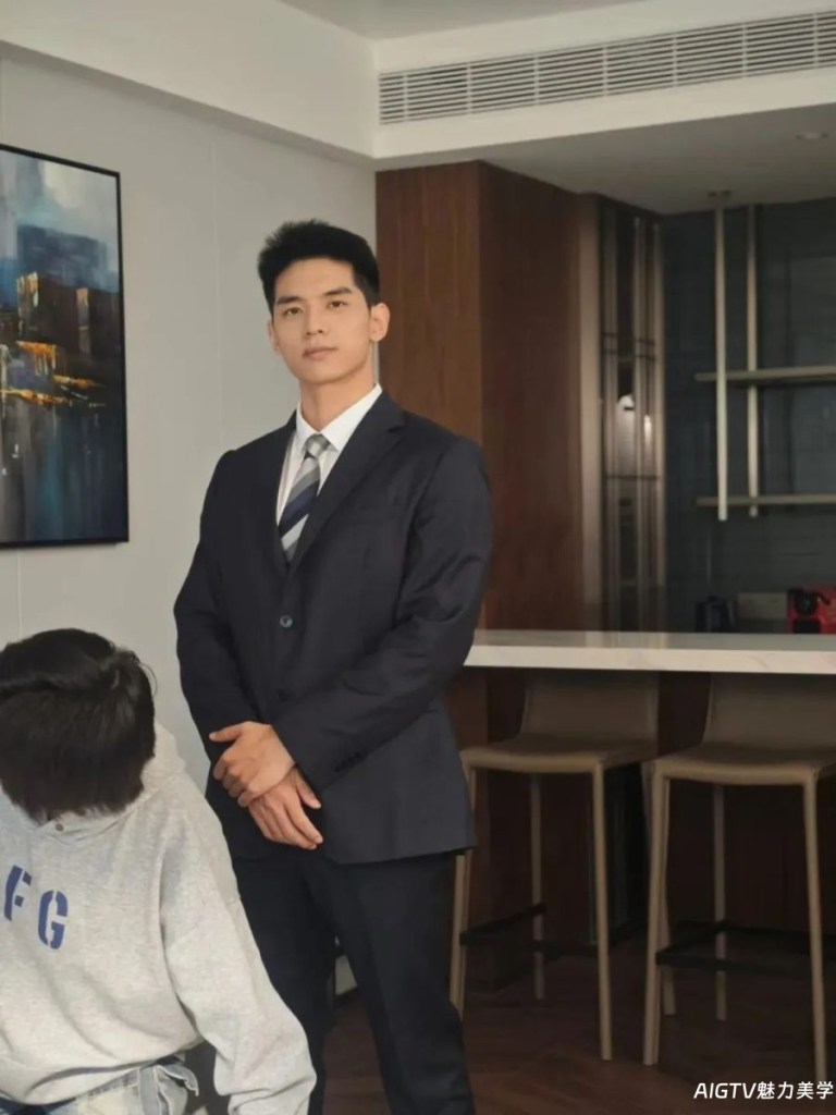 184CM寸头肌肉制服小哥撩裤子？？爷们男友天花板！