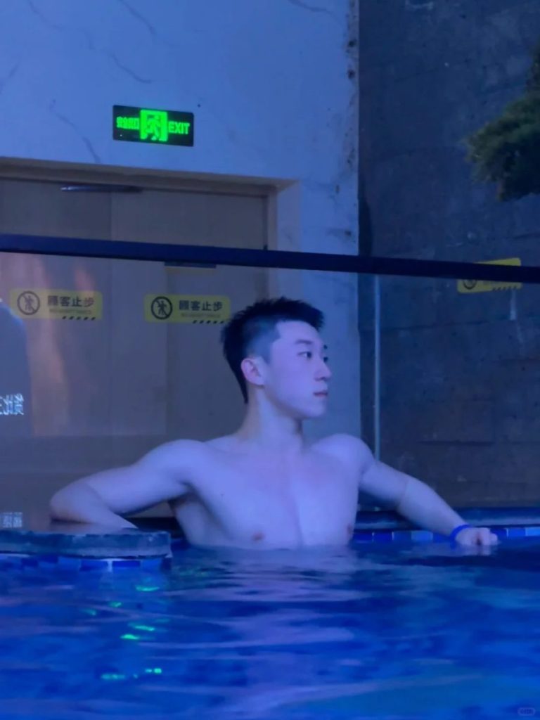 白衬衫封印不住荷尔蒙!这胸肌说是3D打印的我都信