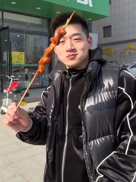 25岁肌肉大鼻子陕西汉子太帅，被网友叫“老公”