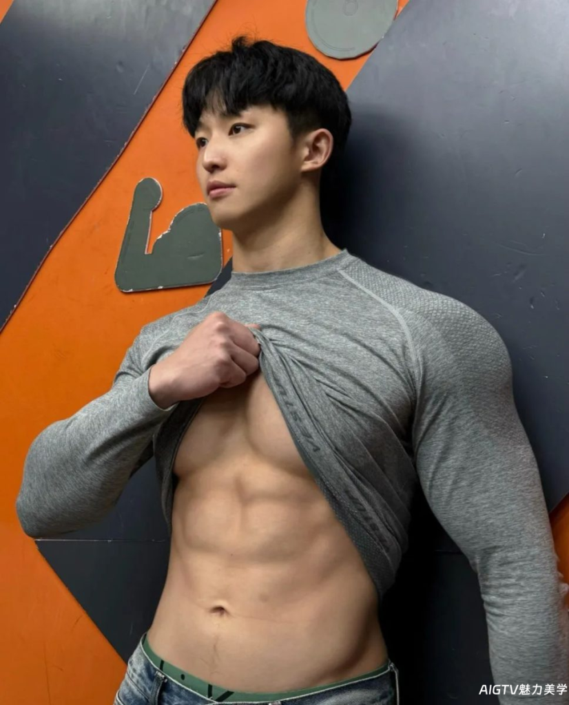 185CM肌肉体育生男大,超爱撩起八块腹肌!
