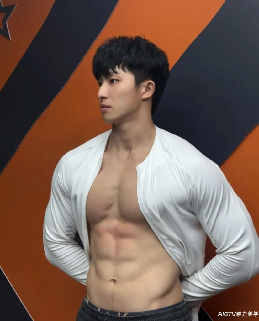 185CM肌肉体育生男大,超爱撩起八块腹肌!