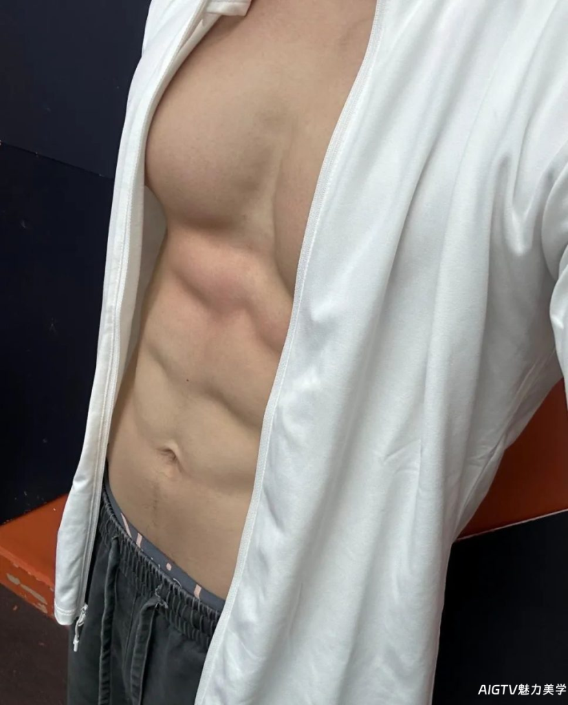 185CM肌肉体育生男大,超爱撩起八块腹肌!