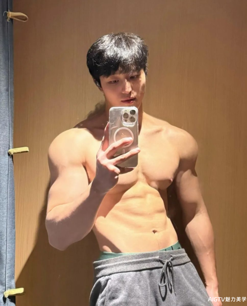 185CM肌肉体育生男大,超爱撩起八块腹肌!