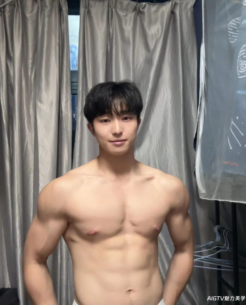 185CM肌肉体育生男大,超爱撩起八块腹肌!