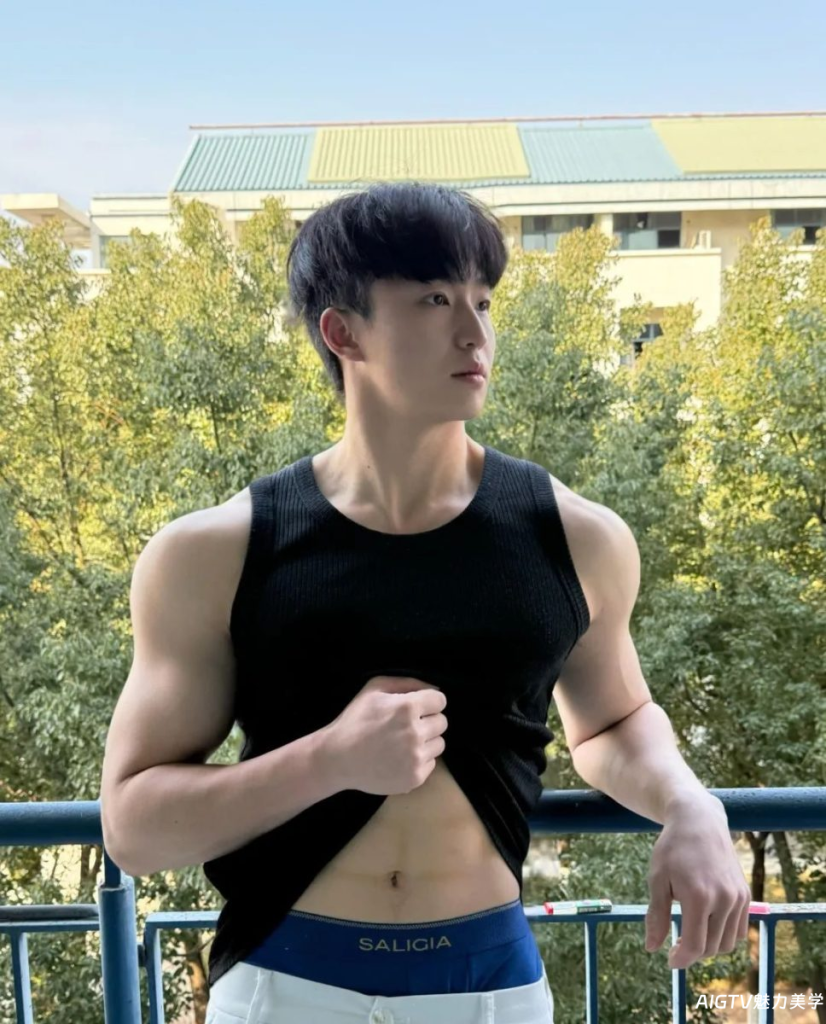 185CM肌肉体育生男大,超爱撩起八块腹肌!