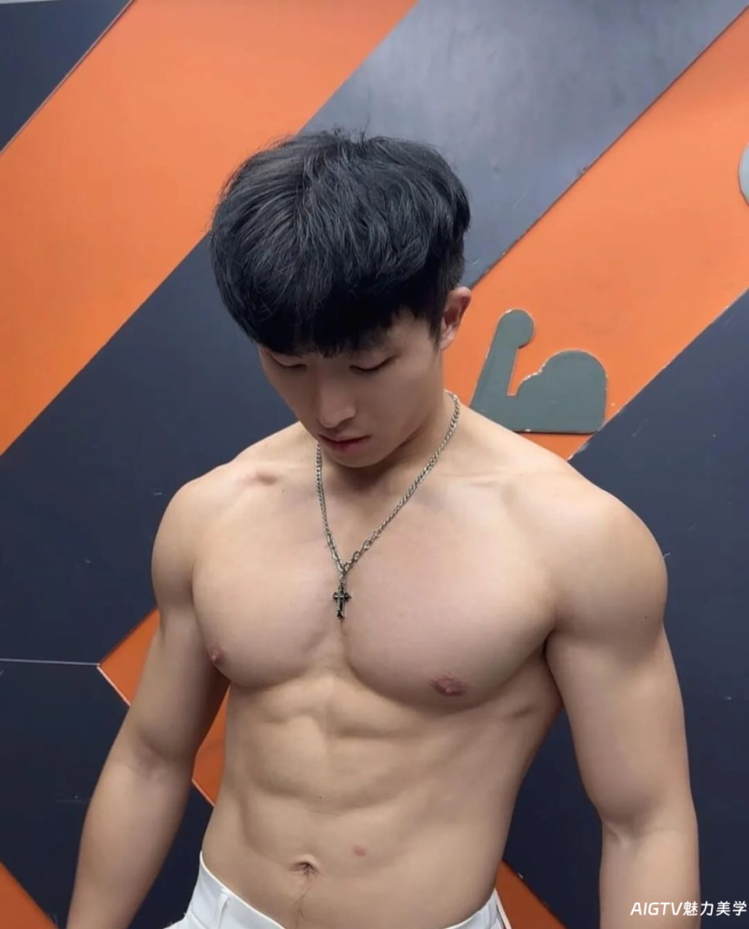 185CM肌肉体育生男大,超爱撩起八块腹肌!