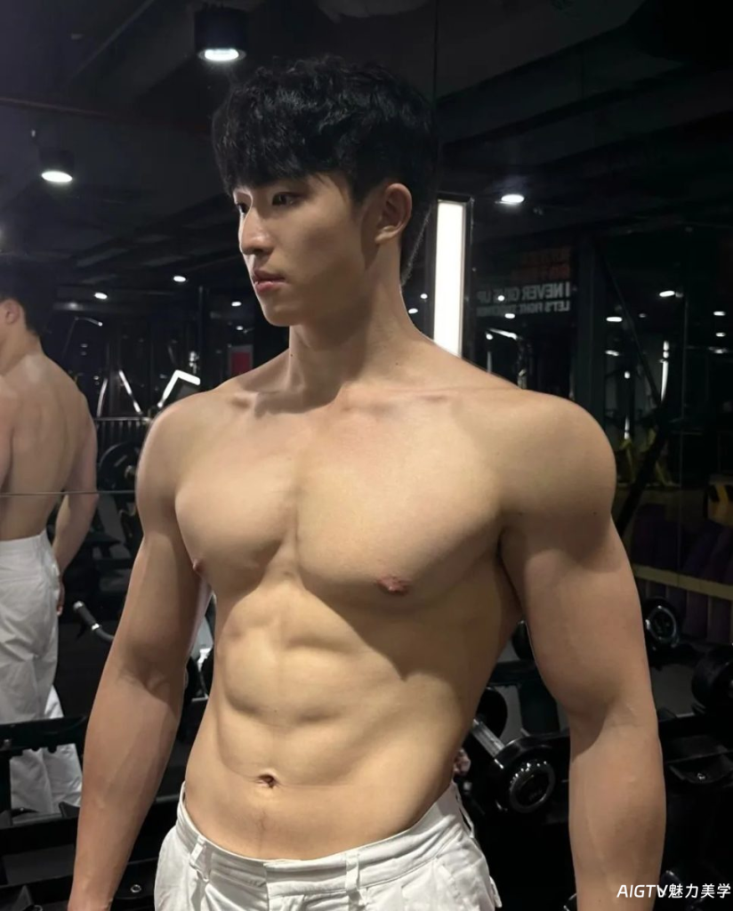 185CM肌肉体育生男大,超爱撩起八块腹肌!