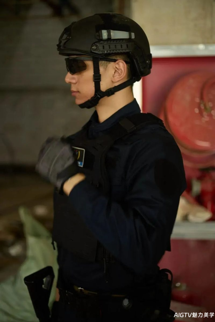 184CM寸头肌肉制服小哥撩裤子？？爷们男友天花板！