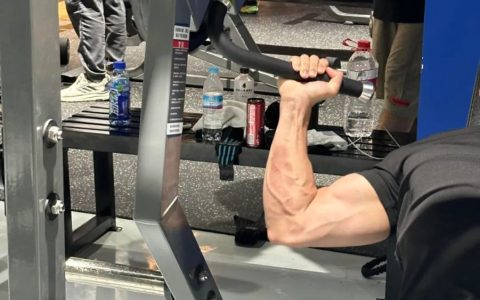 21岁北体直男体育生穿灰裤子，性张力拉满了！