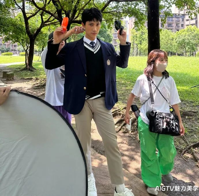 湾湾男演员穿上CK：好身材一览无余，身高属实让人没想到！