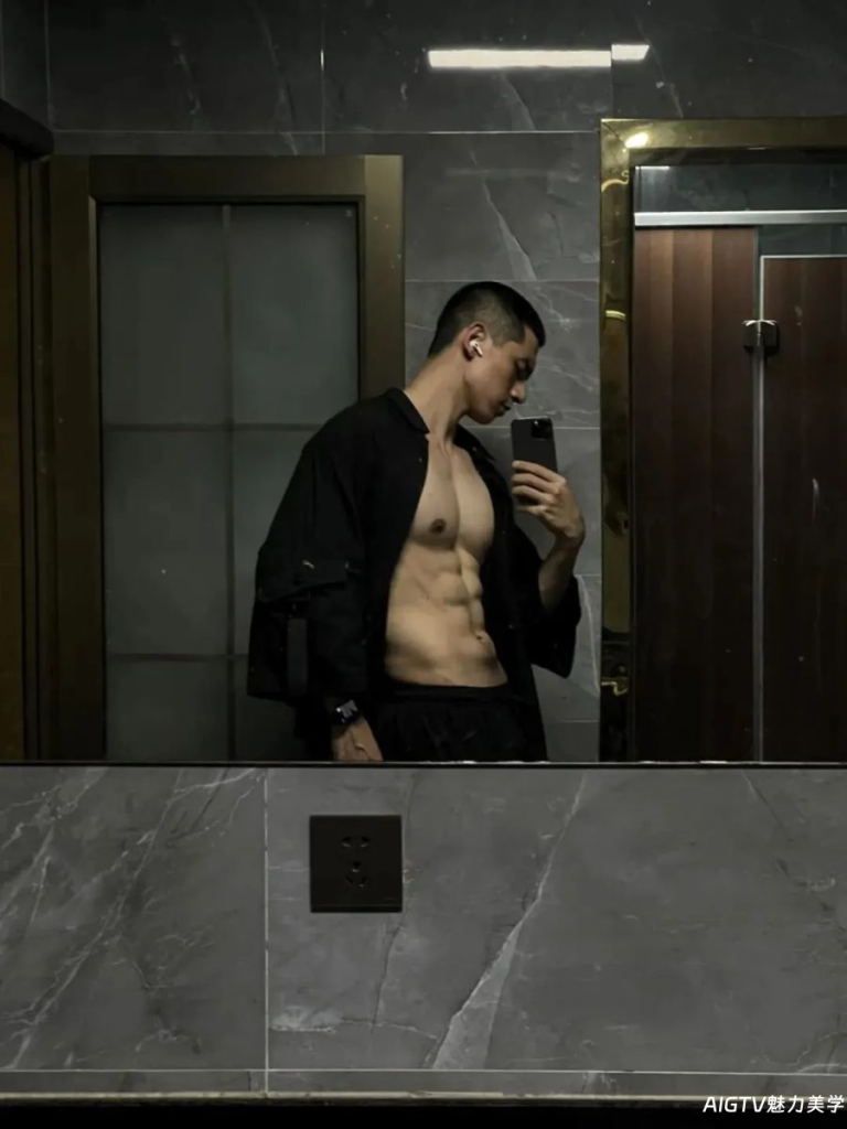 184CM寸头肌肉制服小哥撩裤子？？爷们男友天花板！