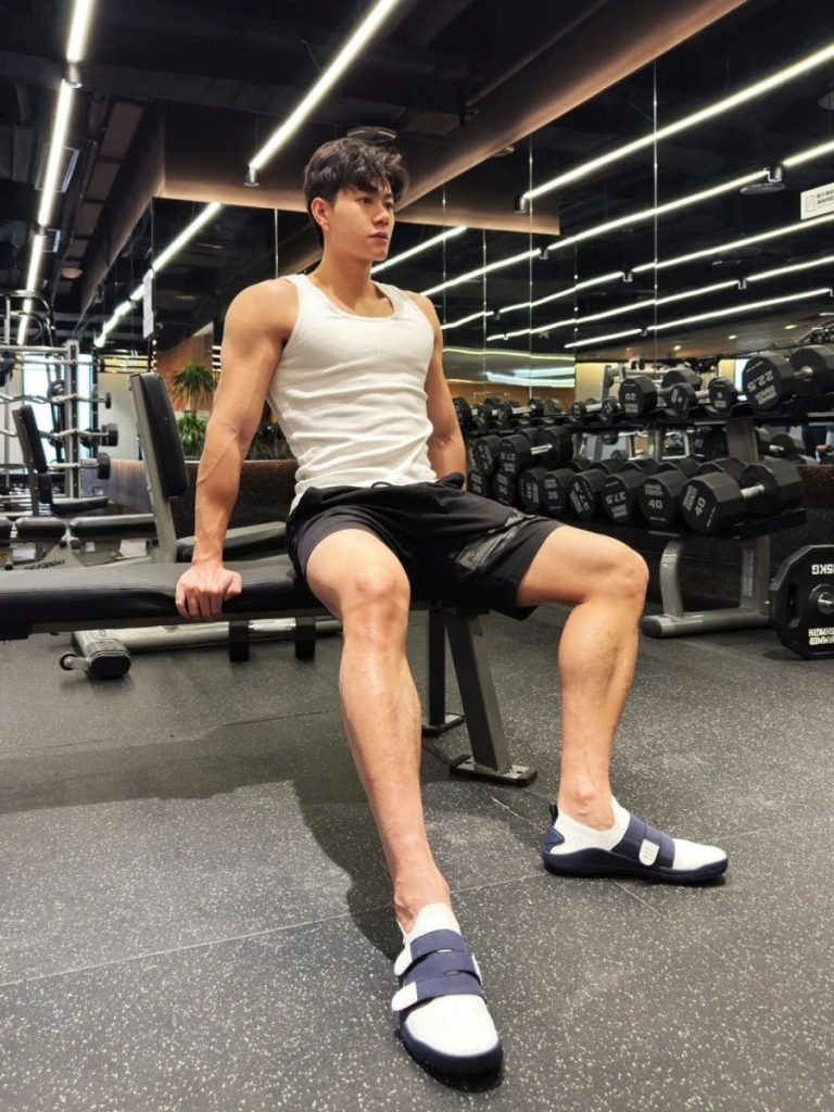 温润如玉的27岁正装男神,183cm重庆健身运动博主,宽阔肩膀大杯胸,这麒麟臂壮的像雷神之锤