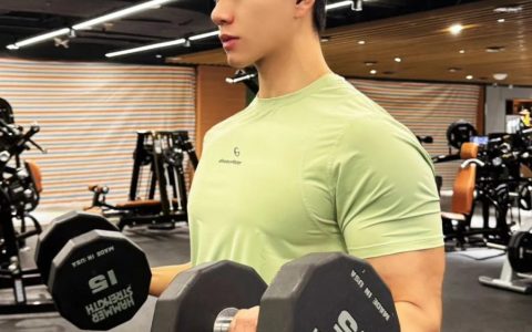 温润如玉的27岁正装男神，183cm重庆健身运动博主，宽阔肩膀大杯胸，这麒麟臂壮的像雷神之锤