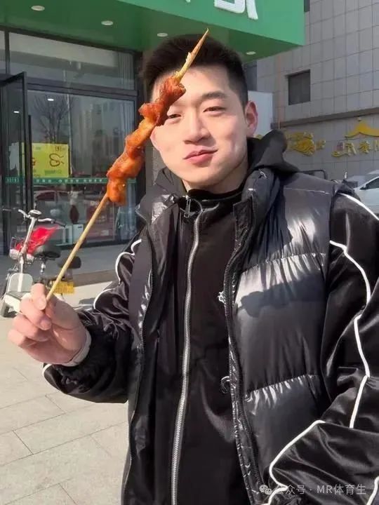 25岁陕西肌肉帅哥,网友直呼:互联网第一老公~
