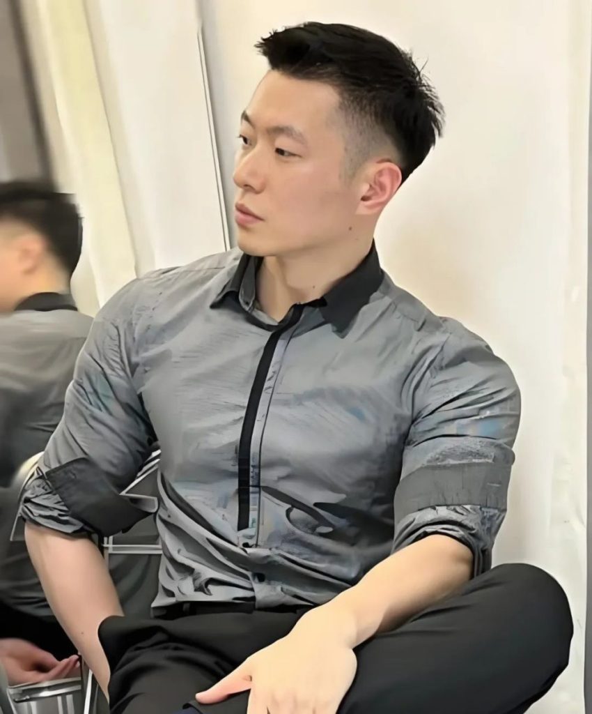 适合“正装男生”剪的3款潮流发型，硬朗帅气，成熟有魅力！