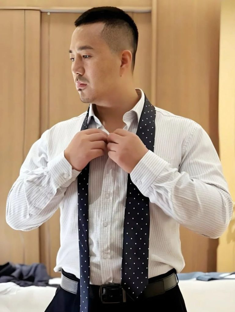 适合“正装男生”剪的3款潮流发型，硬朗帅气，成熟有魅力！