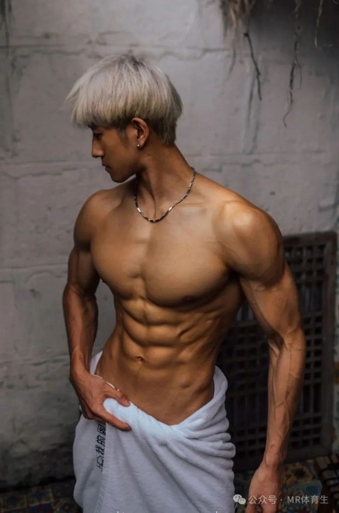 188cm成都健身男模，硬核腱子肉完美诠释的肌肉小狼狗