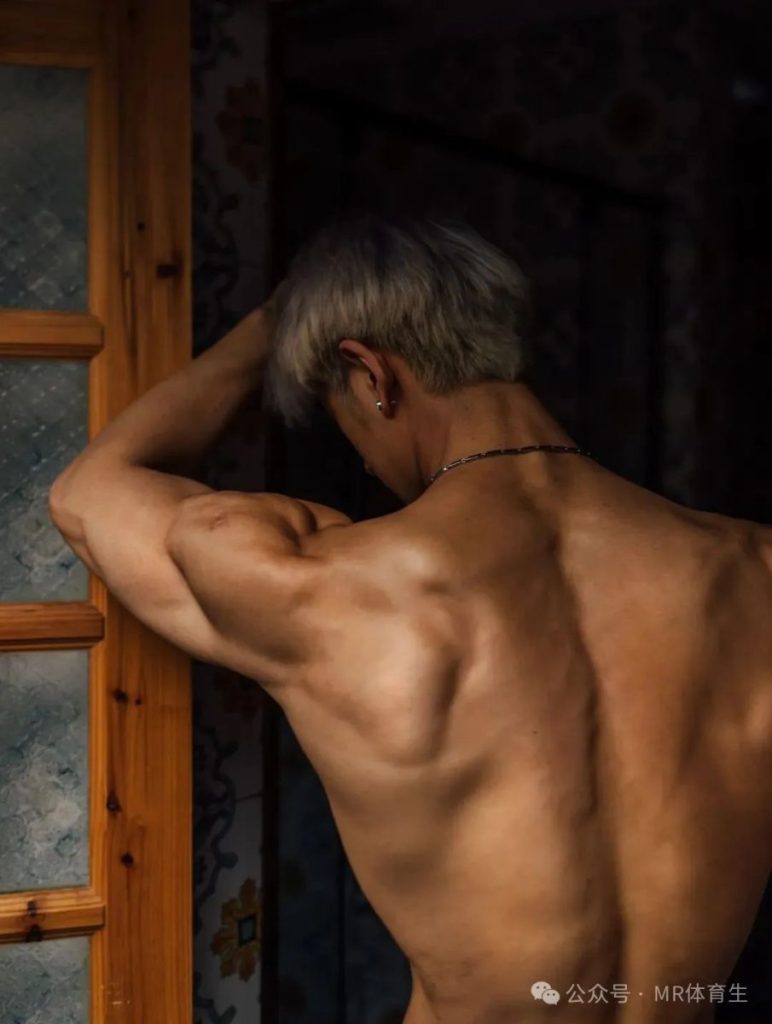 188cm成都健身男模,硬核腱子肉完美诠释的肌肉小狼狗