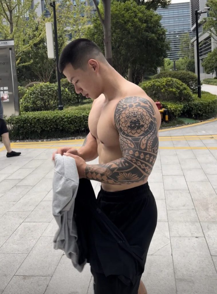 浙江寸头肌肉教练又火了！拍最新筋肉写真，麒麟臂公狗腰荷尔蒙爆棚！