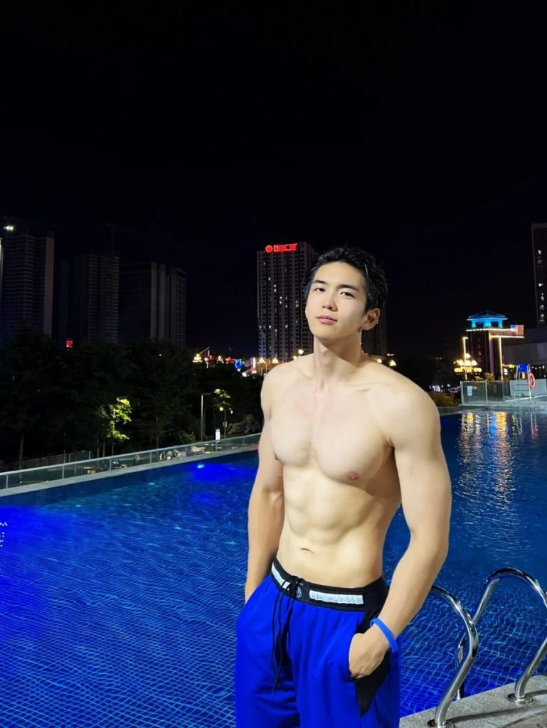 185体育生开始认真减脂,穿泳裤的直男有多要命?