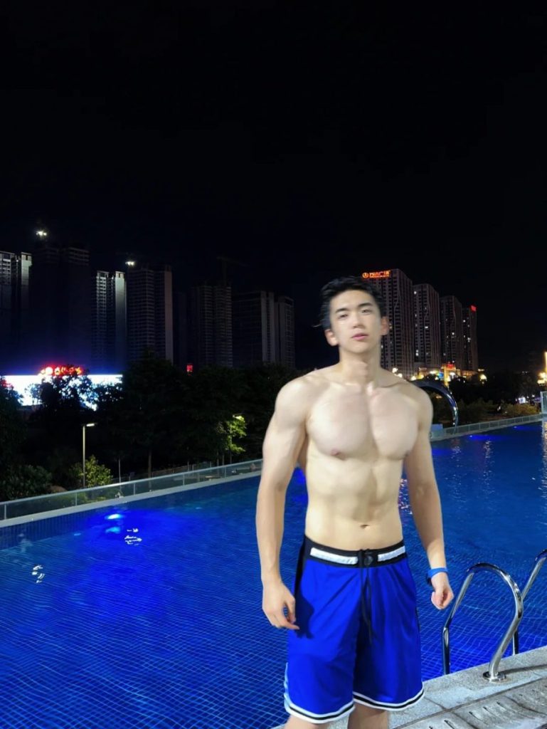 185体育生开始认真减脂,穿泳裤的直男有多要命?