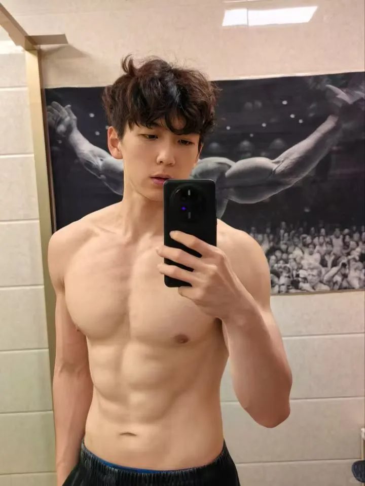185体育生开始认真减脂,穿泳裤的直男有多要命?