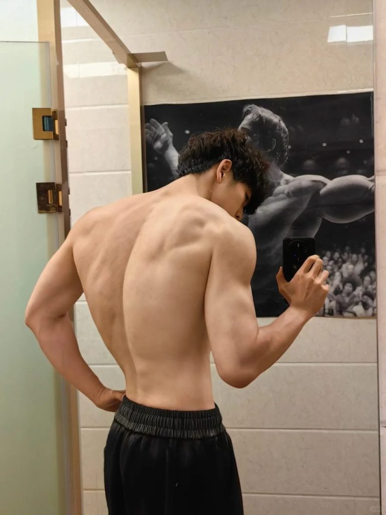 185体育生开始认真减脂,穿泳裤的直男有多要命?