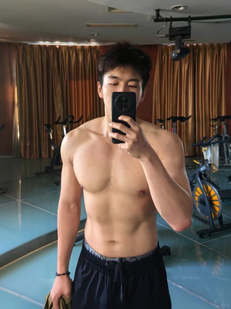 185体育生开始认真减脂,穿泳裤的直男有多要命?