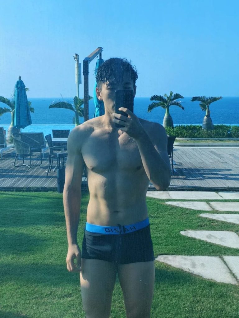 185体育生开始认真减脂,穿泳裤的直男有多要命?