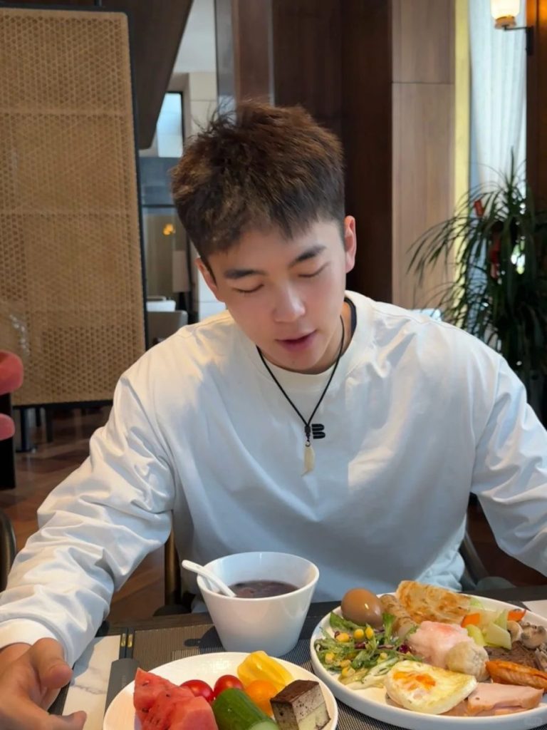 185体育生开始认真减脂,穿泳裤的直男有多要命?